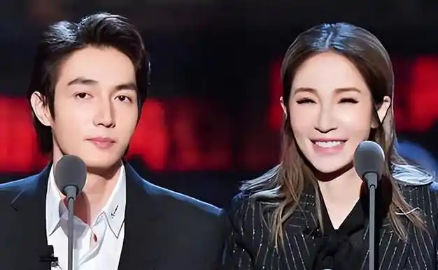 44岁萧亚轩,18年换17位男友,对象均不超过25岁,至今未婚未育