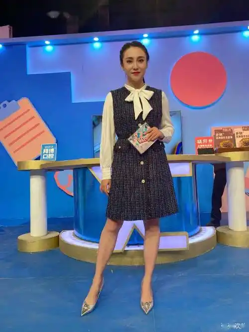 上海电视台42岁美女主播朱赤丹穿套装拍照发生图结果身材全曝光了