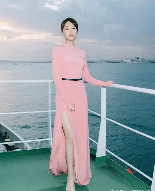 蓝盈莹才是真奔放!连衣裙这么紧还敢穿,侧面看去真怕崩坏