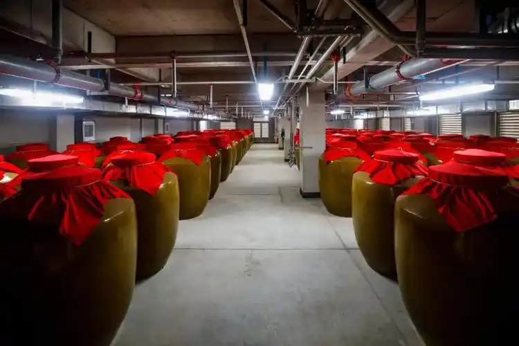 品质五粮液建设再迎里程碑 五粮液8万吨陶坛酒库正式启用