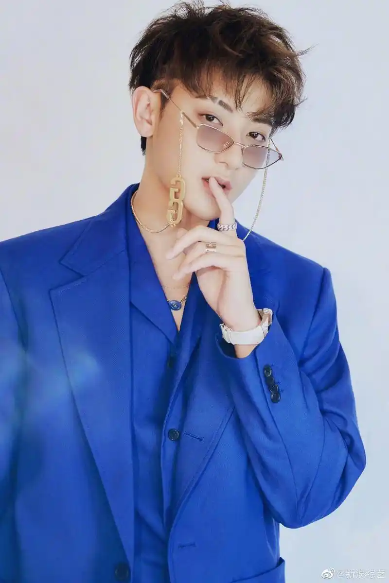 组图黄子韬西装搭金丝边链条眼镜时尚贵气断眉妆英气十足