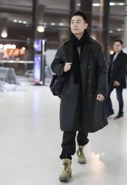 原创朱亚文清爽走机场海魂衫配派克大衣35岁穿出清新少年感