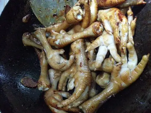 最简单的红烧鸡爪子(无需香料)