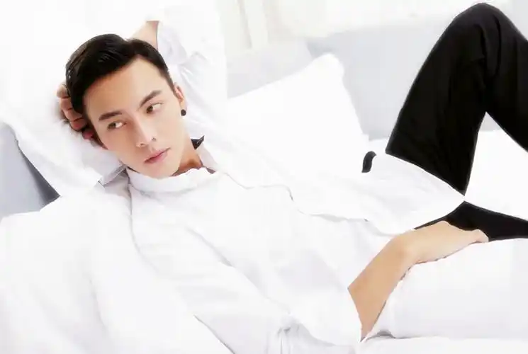 6个版本的陈伟霆,每个都帅气有型,而最后的他却是人们的开心果