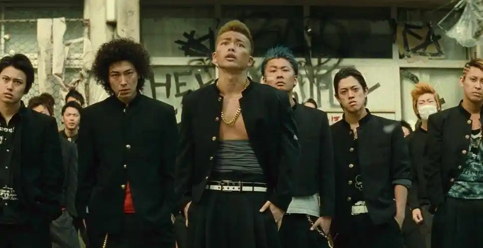 看看小栗旬的高分日本电影《热血高校》就知道了,他们平日里在的学校