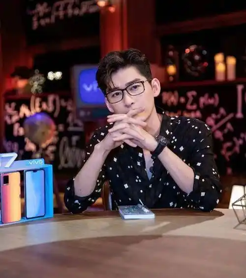 唐嫣胡歌繁华路透,王一博庆六周年,赵露思说韩语,张翰恋爱专家_林雨申