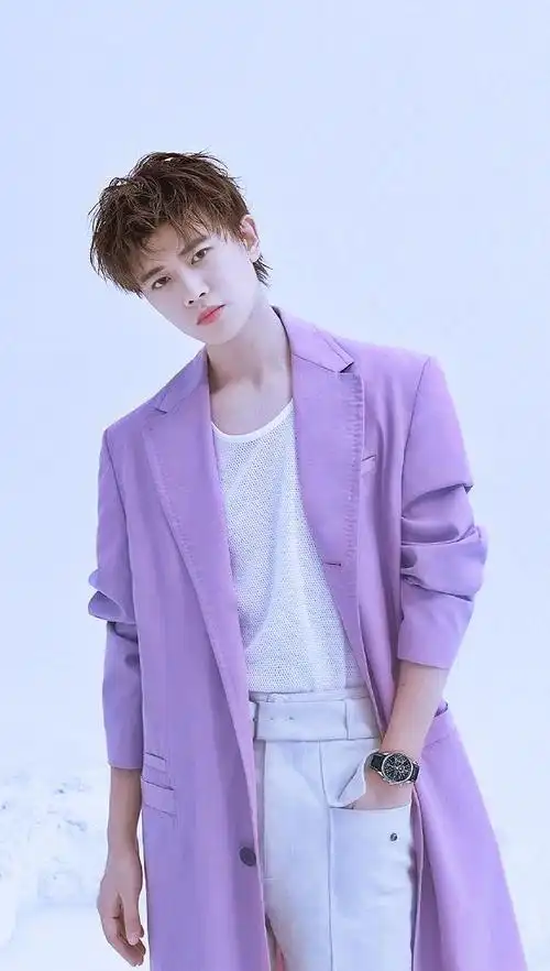 男星穿紫色衣服,任嘉伦优雅,肖战温暖,王一博就是个酷盖!