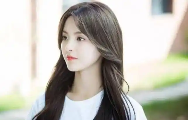 原创杨超越从餐厅服务员到女偶像让多少二代们把不服气咽回了肚子