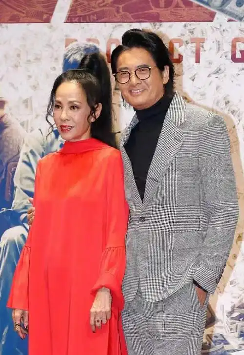 周润发68岁生日与发嫂合体露面身形偏瘦却有腹肌越老越搞怪