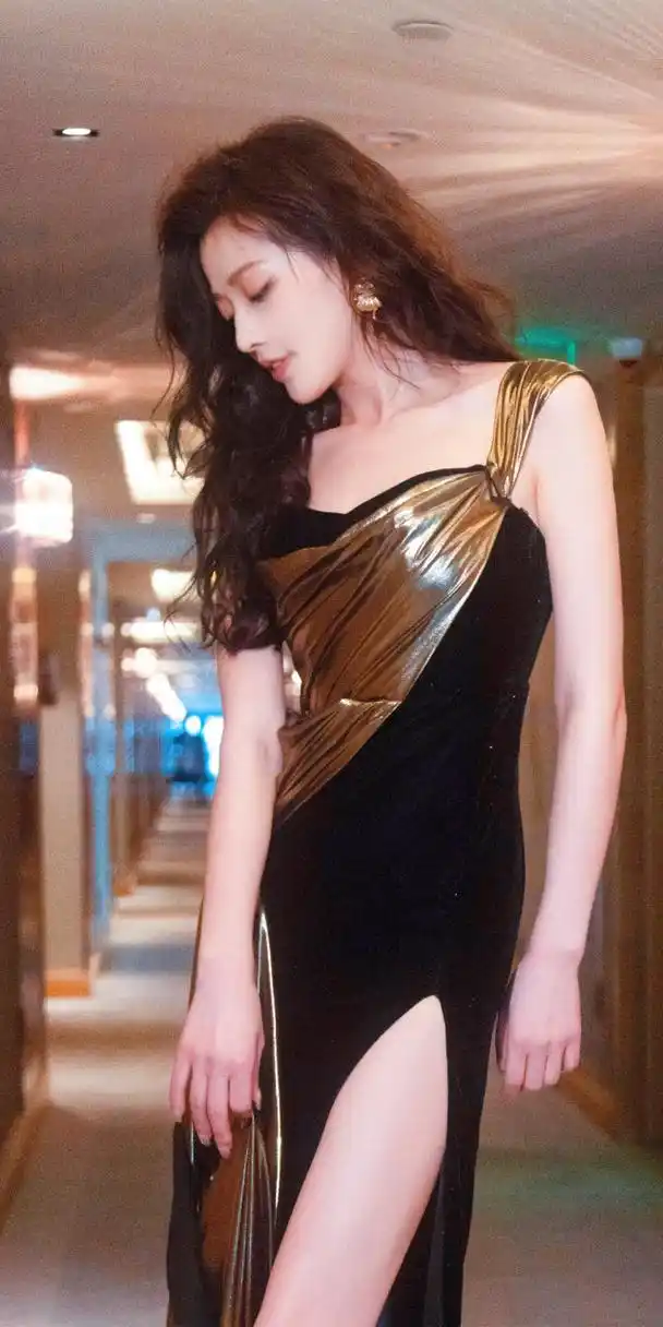 王秀竹卷发朱唇,时尚魅力写真壁纸图集