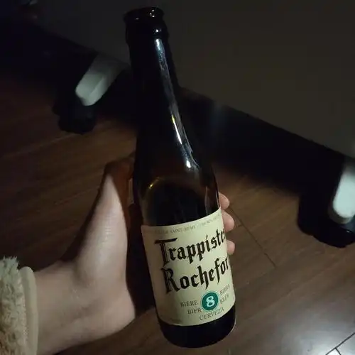 一个人坐在房间地上喝酒