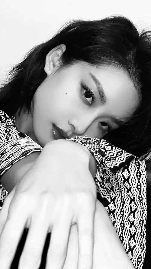 喻言晒live九宫格照短发黑白大片好酷好飒