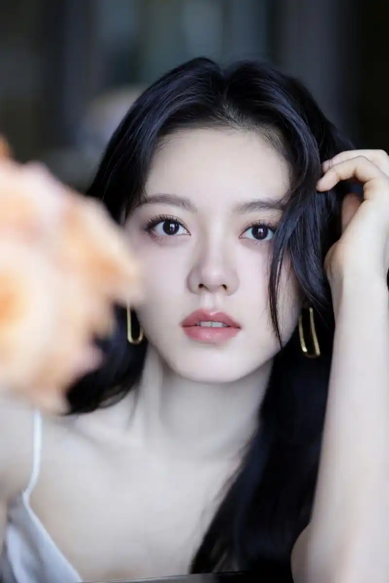 赵今麦,白色吊带裙唯美写真图集