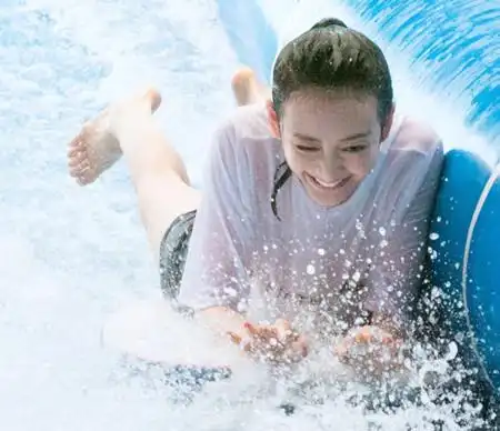 湿衣的王鸥实在太诱惑了,内衣一览无余,怪不得明道都心动了!