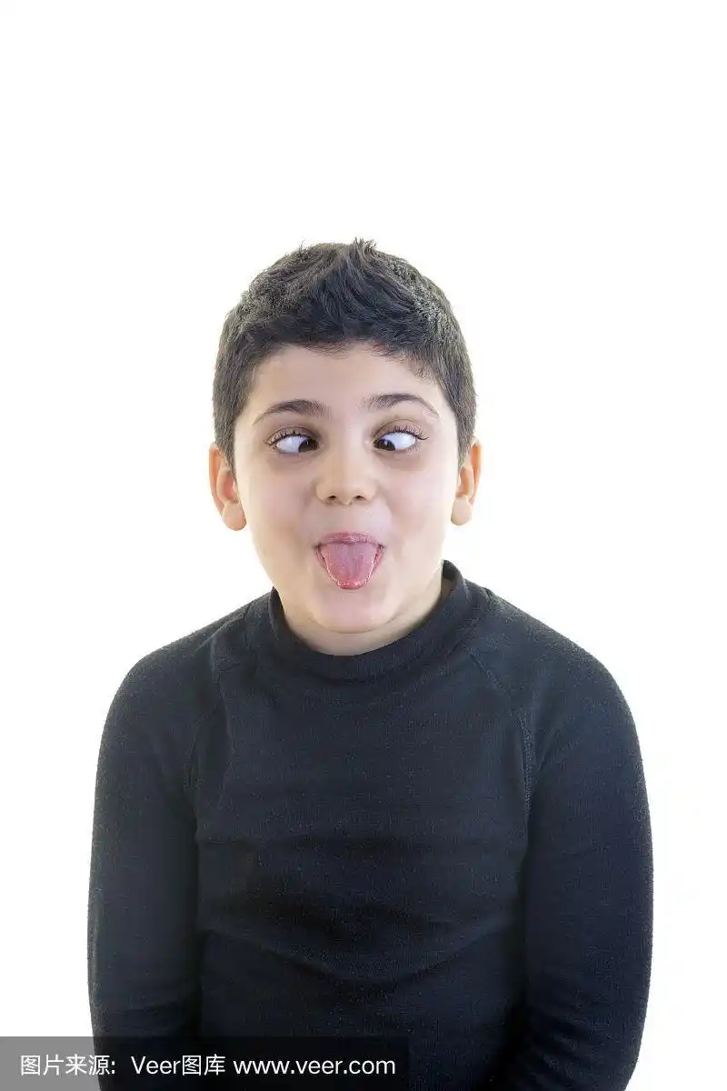 有趣的小男孩在白色上做鬼脸