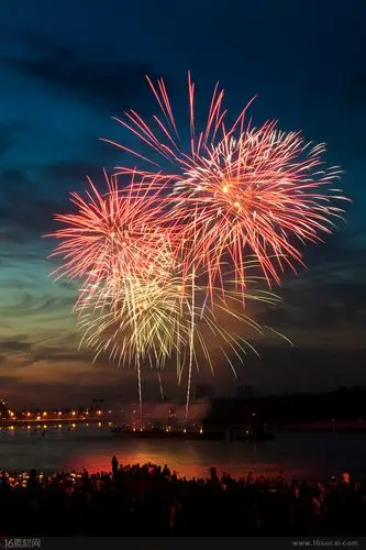 夜晚的湖面上绽放的美丽烟花高清图片