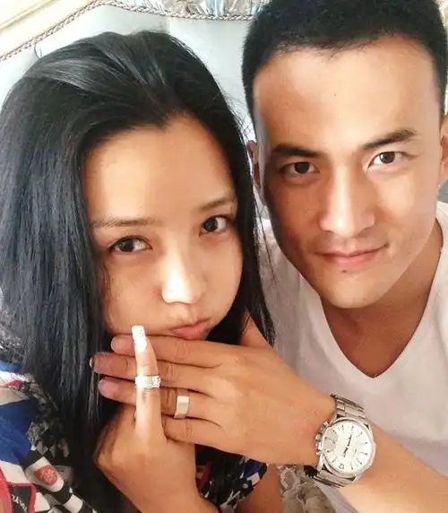 洁婚后晒生活照素颜出镜与老公暧昧缠绵