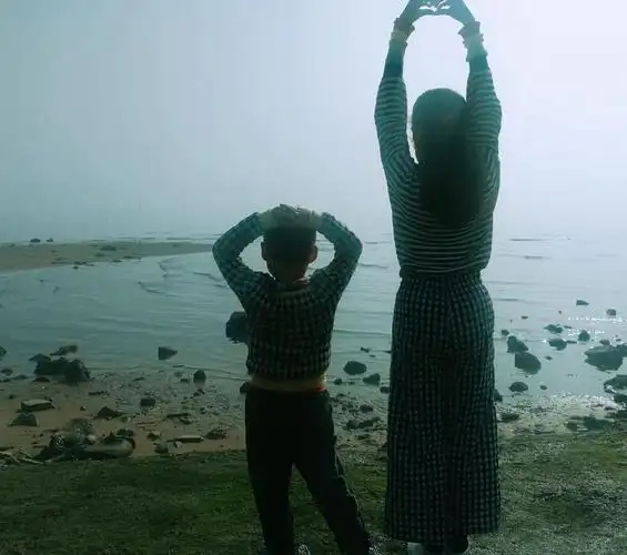 姐弟俩再来几张逆光背影.