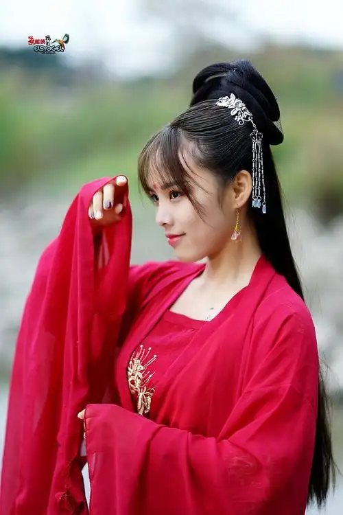 河边古装红衣少女芳芳