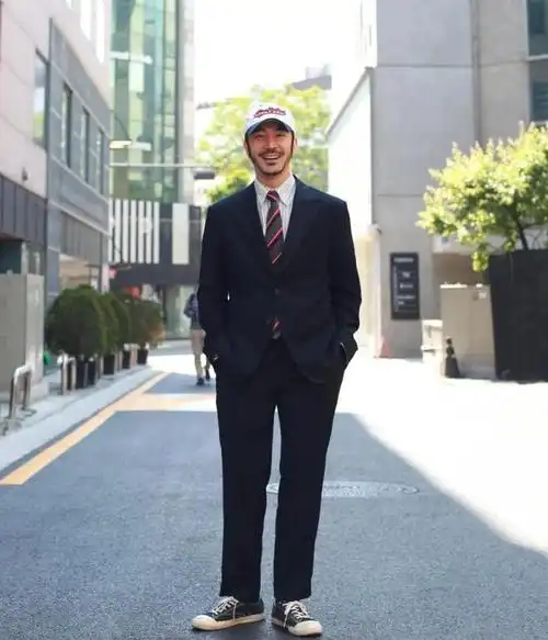 西装不适合亚洲人这位41岁韩国大叔的西装穿搭不仅性感还迷人