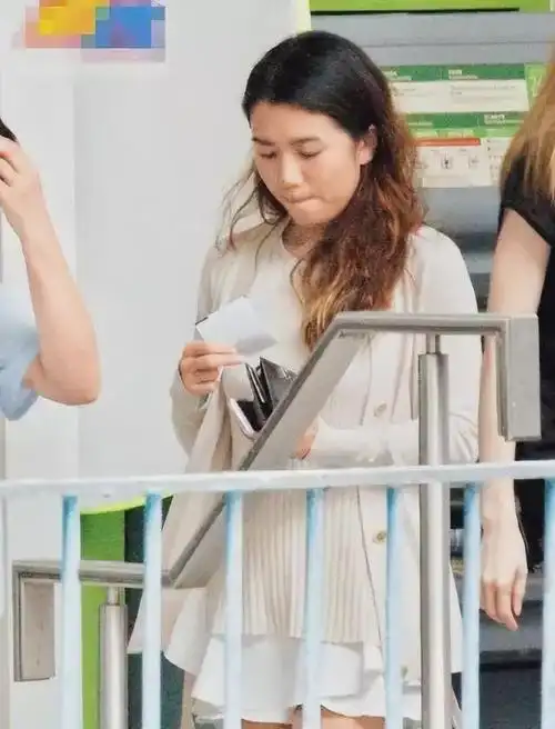 黎明罕见携娇妻露面,助理老婆长相一般但气质高雅,和他有夫妻相