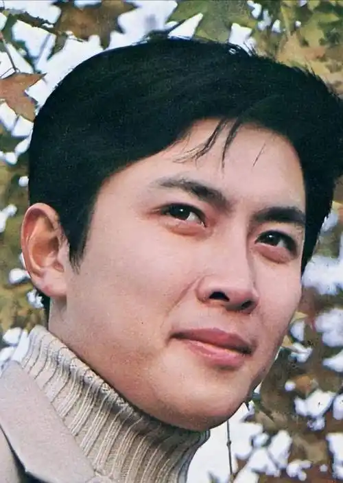 唐国强在为周瑜试镜的时候还处于巅峰时期,身材和颜值都保持得很好