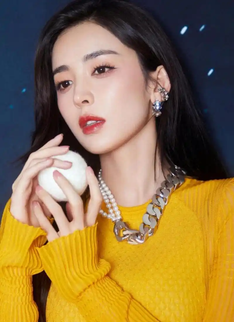 夜空下的璀璨明星:古力娜扎优雅写真,尽显知性女神范.