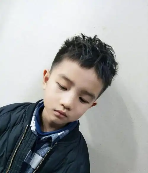小男生帅气发型剪它