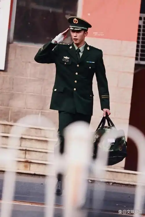 由黄景瑜主演的《他从火光中走来》,一出手便引发了一场口碑的狂潮