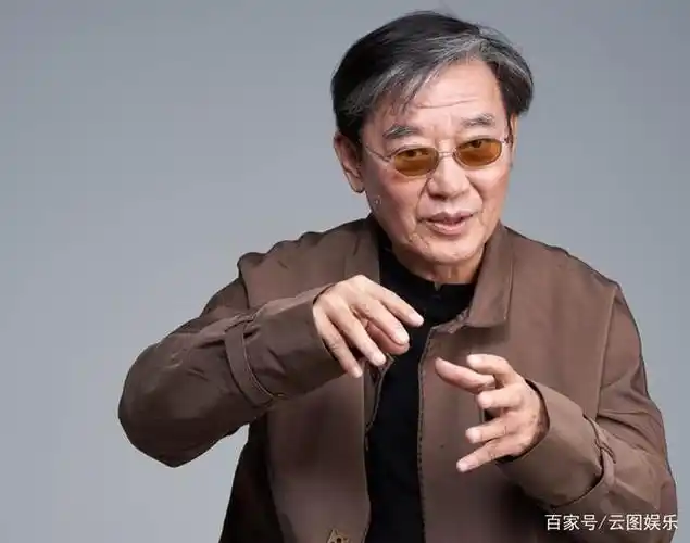 曝光的近照中,李立群穿着棕色外套出镜,打扮休闲.