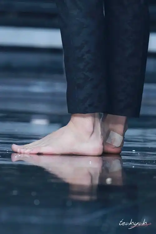 光脚图四张来自快本,当时在拍盗墓笔记脚上有伤.