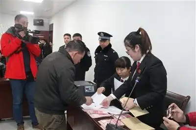 鱼峰区法院为生活困难的申请执行人发放司法救助款.