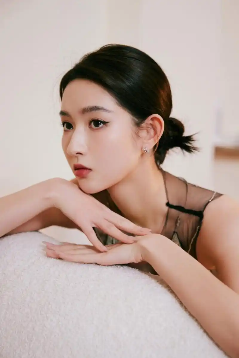 王玉雯时尚写真大赏:裙摆轻扬,美腿撩人!