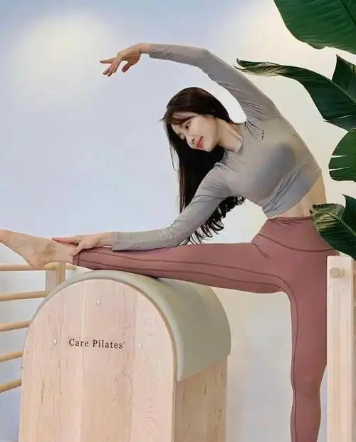 被大家成为"健身女神",她的身材线条清晰,曲线迷人,并不像欧美女生