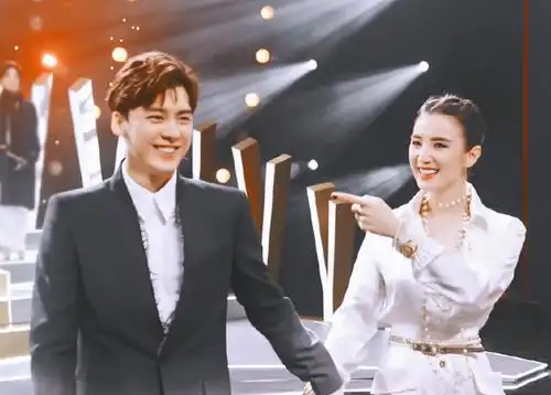 金鹰奖李易峰宋佳牵手登台领奖羡煞旁人