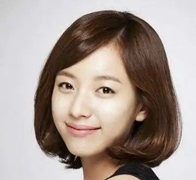 怎样的刘海发型让方脸mm看起来更加的时尚大方,更加的人见人爱呢!