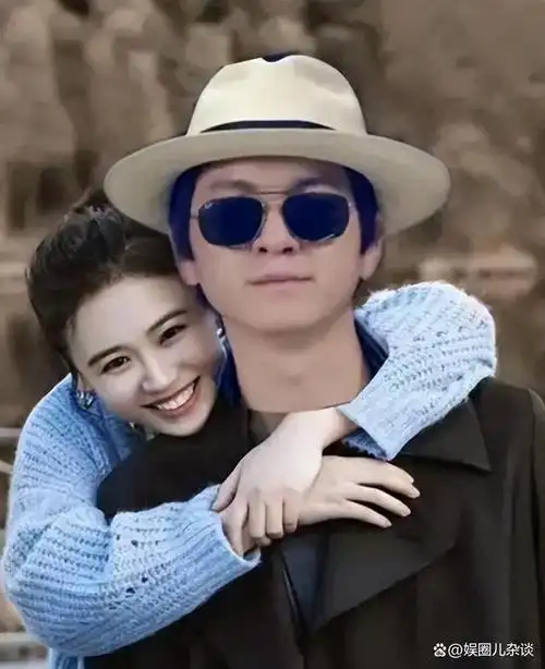 马思纯出席线下活动引争议,大腿粗壮小腹隆起,疑似怀孕