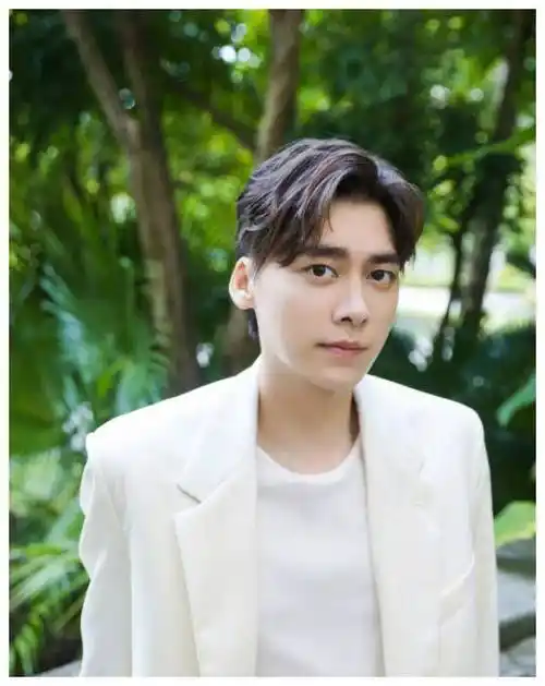 不仅在荧幕上,金晨和李易峰的友谊也在现实生活中持续发展.