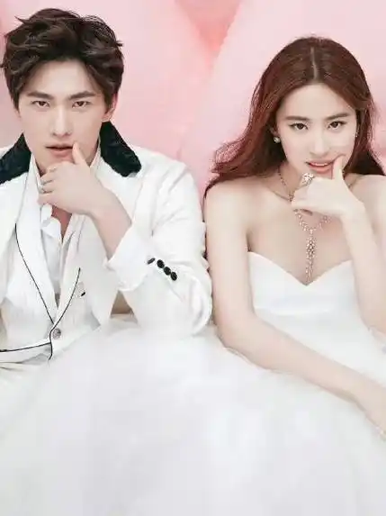 刘亦菲杨洋同框拥抱##杨洋怼脸侧颜