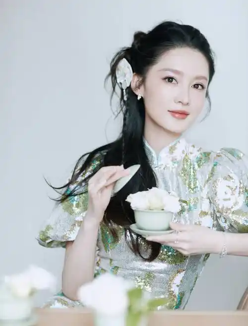 李沁新中式风亮相活动,簪花团扇尽显东方女性韵味