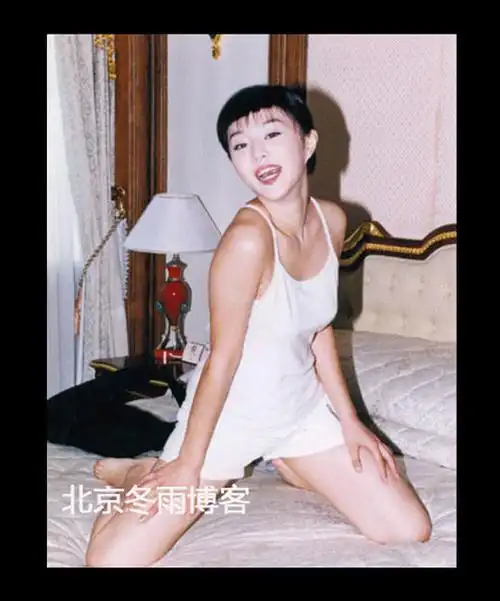 范冰冰15年前酒店床照曝光 吊带板寸齐刘海被赞呆萌