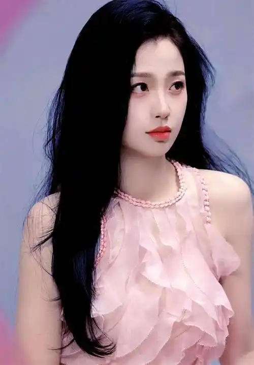 28岁的虞书欣,最新清冷御姐妆容惊艳迷人!_女明星_多变的_样子