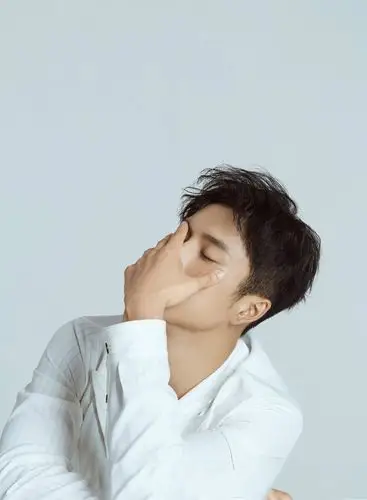 简介:韩东君最新帅气时尚写真图片,分享一组韩东君图片给大家,图中的