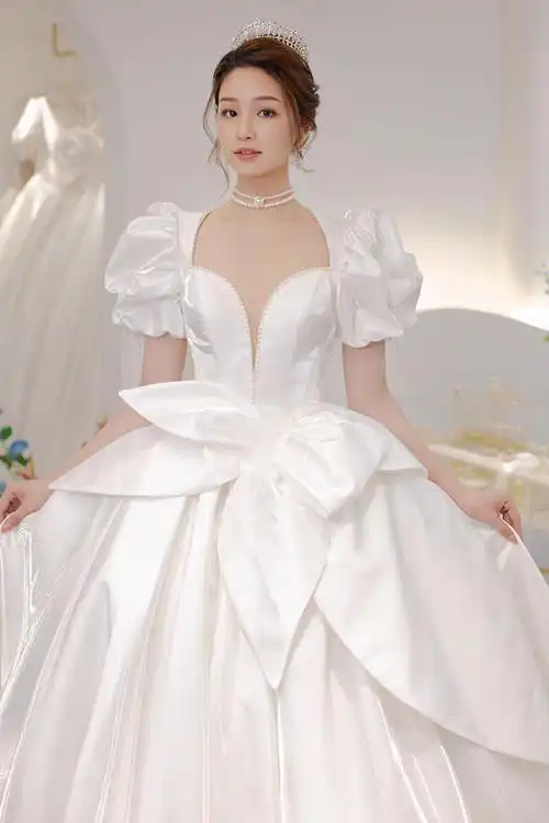 泡泡袖方领气质婚纱礼服缎面优雅2021夏新款性感v在逃公主拖尾纱