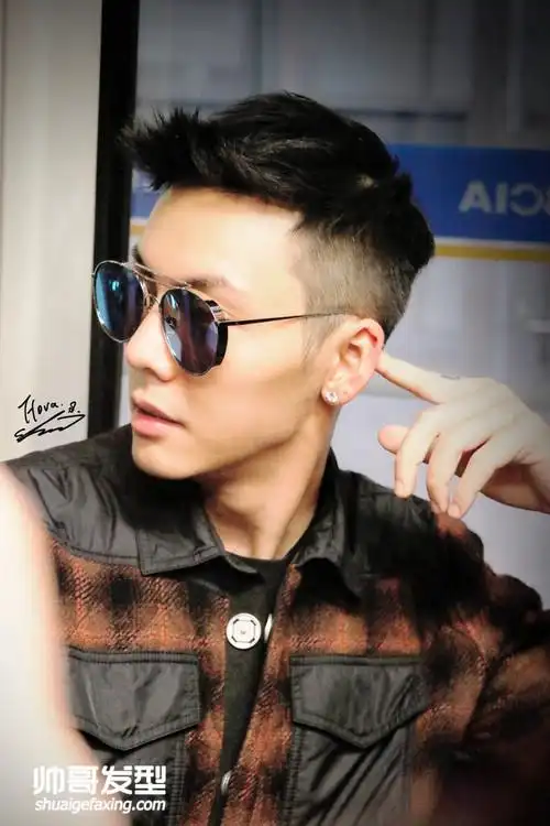 陈伟霆新发型图片 陈伟霆两边铲掉 刘海上扬发型