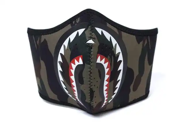 释出了最新 17 f/w 的 1st camo shark masks ,半面的迷彩鲨鱼面罩