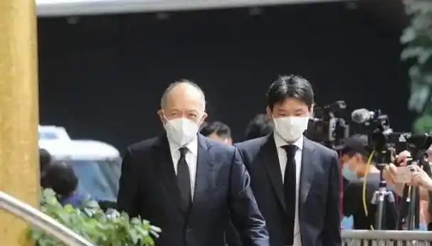 37岁霍启中罕露面,二房成员现身紧挨霍震霆