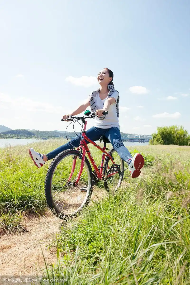 在户外骑自行车的女人