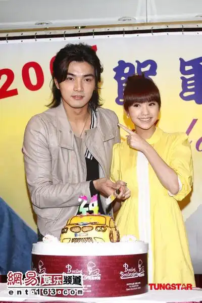 贺军翔提前庆生 杨丞琳大方送闪亮小内裤