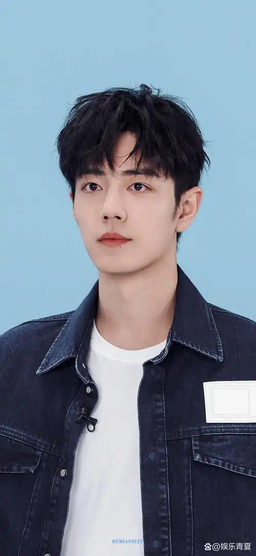 肖战这身造型真的非常的帅气养眼,简简单单的白色t恤搭配牛仔外套